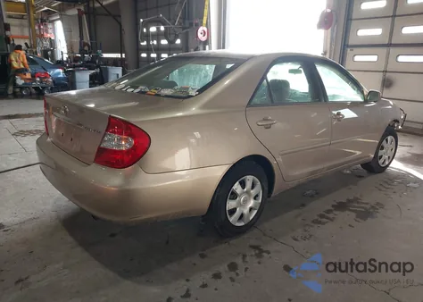 2002 Toyota Camry Le z USA, uszkodzony, nr VIN 4T1BE32K82U107282